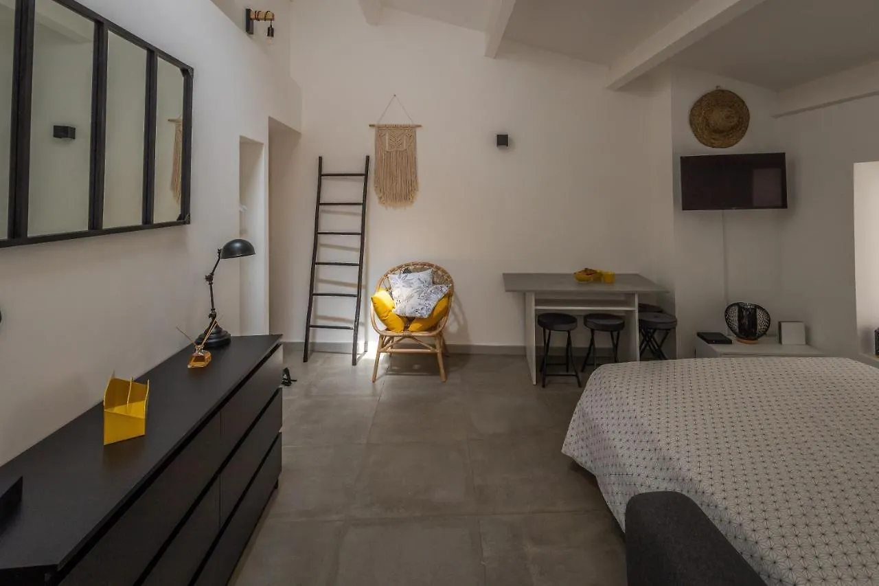 Appartement Terrasse climatisé calme en centre-ville LʼIsle-sur-la-Sorgue