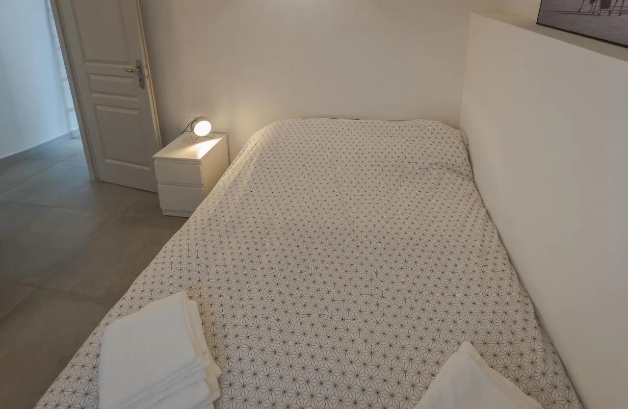 Appartement Terrasse Climatise Calme En Centre-Ville L'Isle-sur-la-Sorgue Apartment