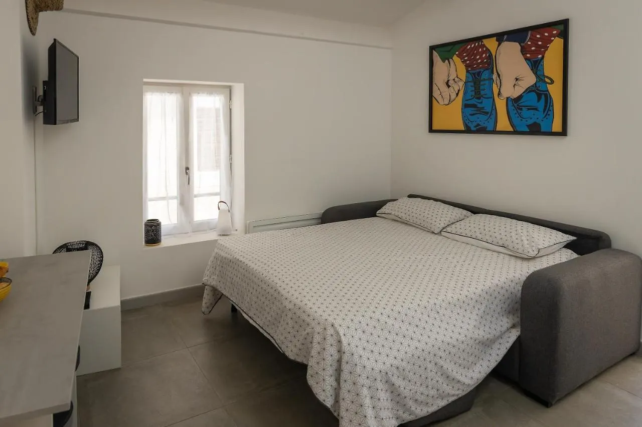 Appartement Terrasse Climatise Calme En Centre-Ville L'Isle-sur-la-Sorgue 0*,  France